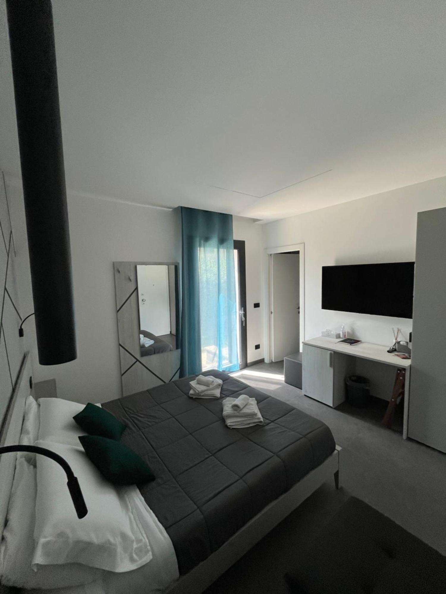 B&B A Due Passi Dal Mare ลิโด ดี ปอมโปซา ภายนอก รูปภาพ